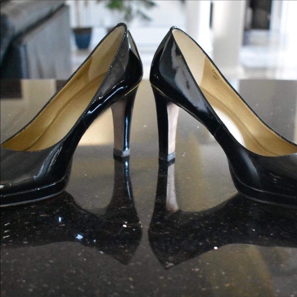 Tahari Black + Gold Pumps Heels Closed Toe Black Tie 8 Luxe - Picture 8 of 9